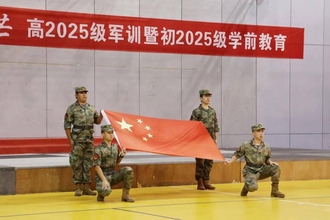 迷彩青春淬炼成钢！成都美视师一学校高2025级新生军训汇演精
